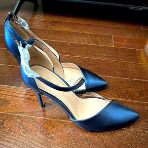 Pointed heels for sale. color: purlish/blue. Available size: 7 and 9.5
